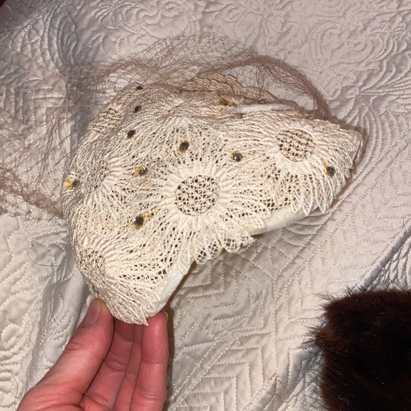 Gorgeous Vintage Hat box with assorted hats including Fur hats - Picture 6 of 15